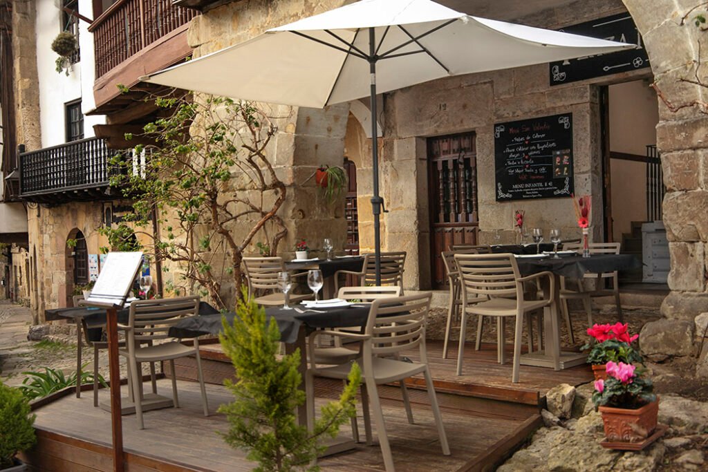 Santillana del Mar con perro